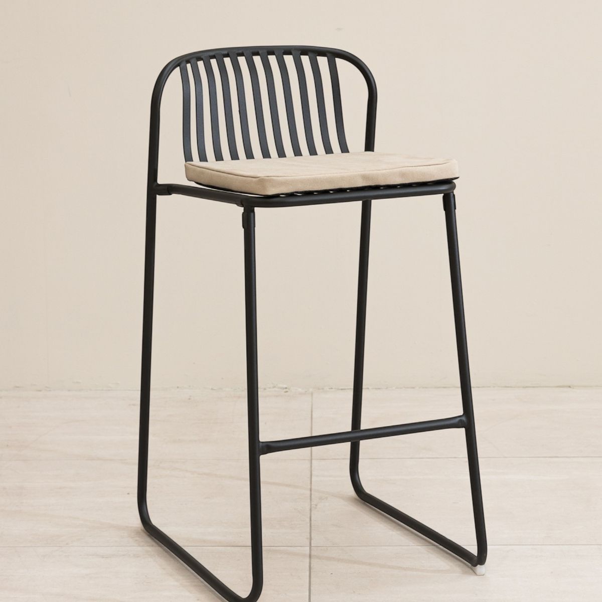 AMOBLE - Taburete Calpe Alto Negro Amoblé