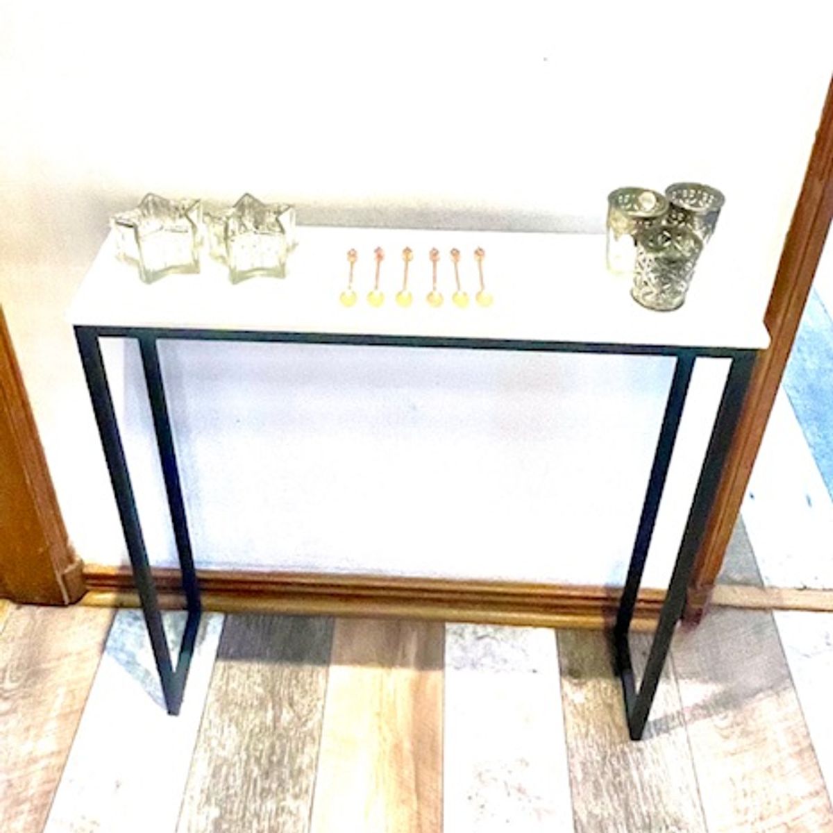 GENERICO - Arrimo Krion staron Basiko Blanco con perfiles metálicos