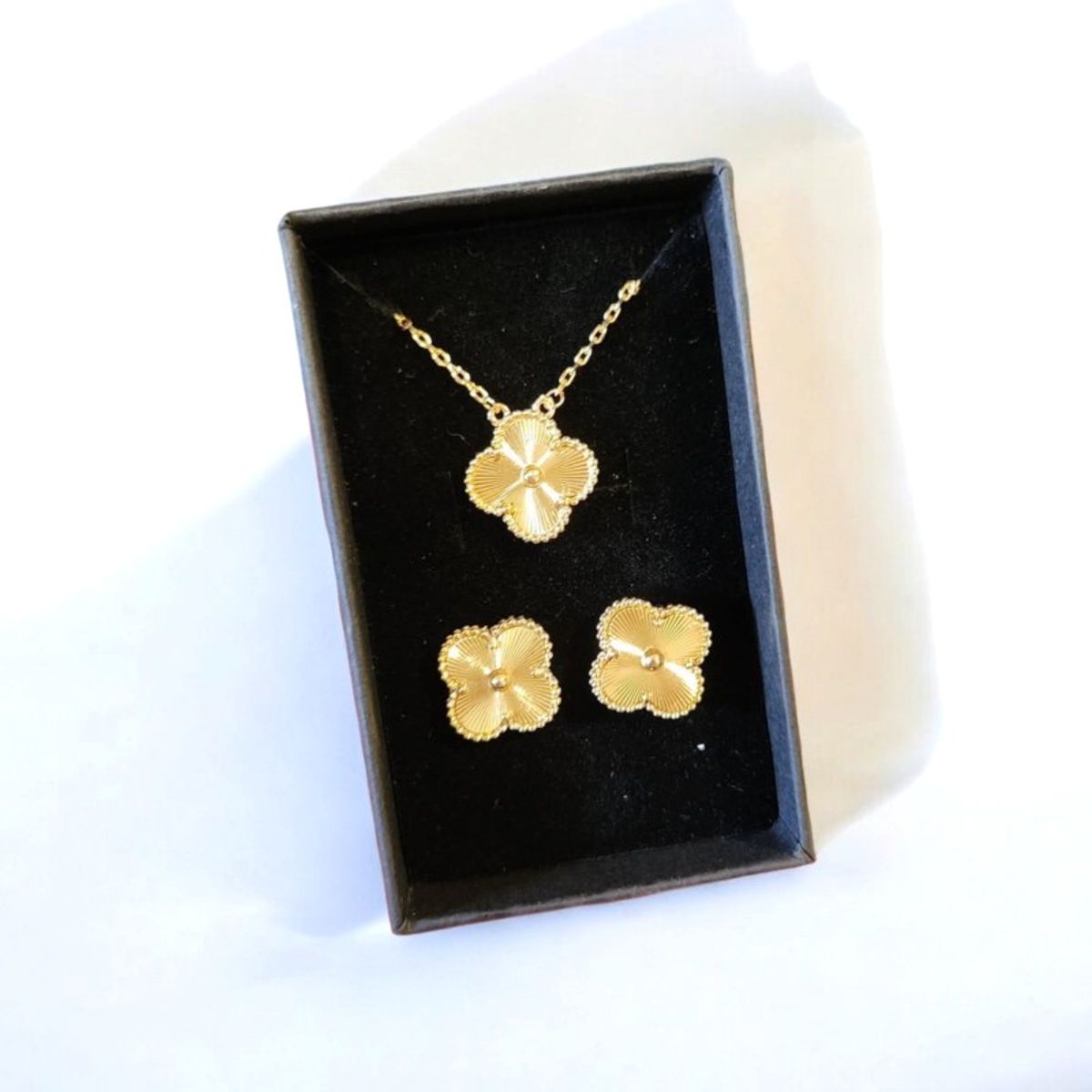 AMBAR - Aros Clovers Laser Trébol Dorado Baño de Oro 18k