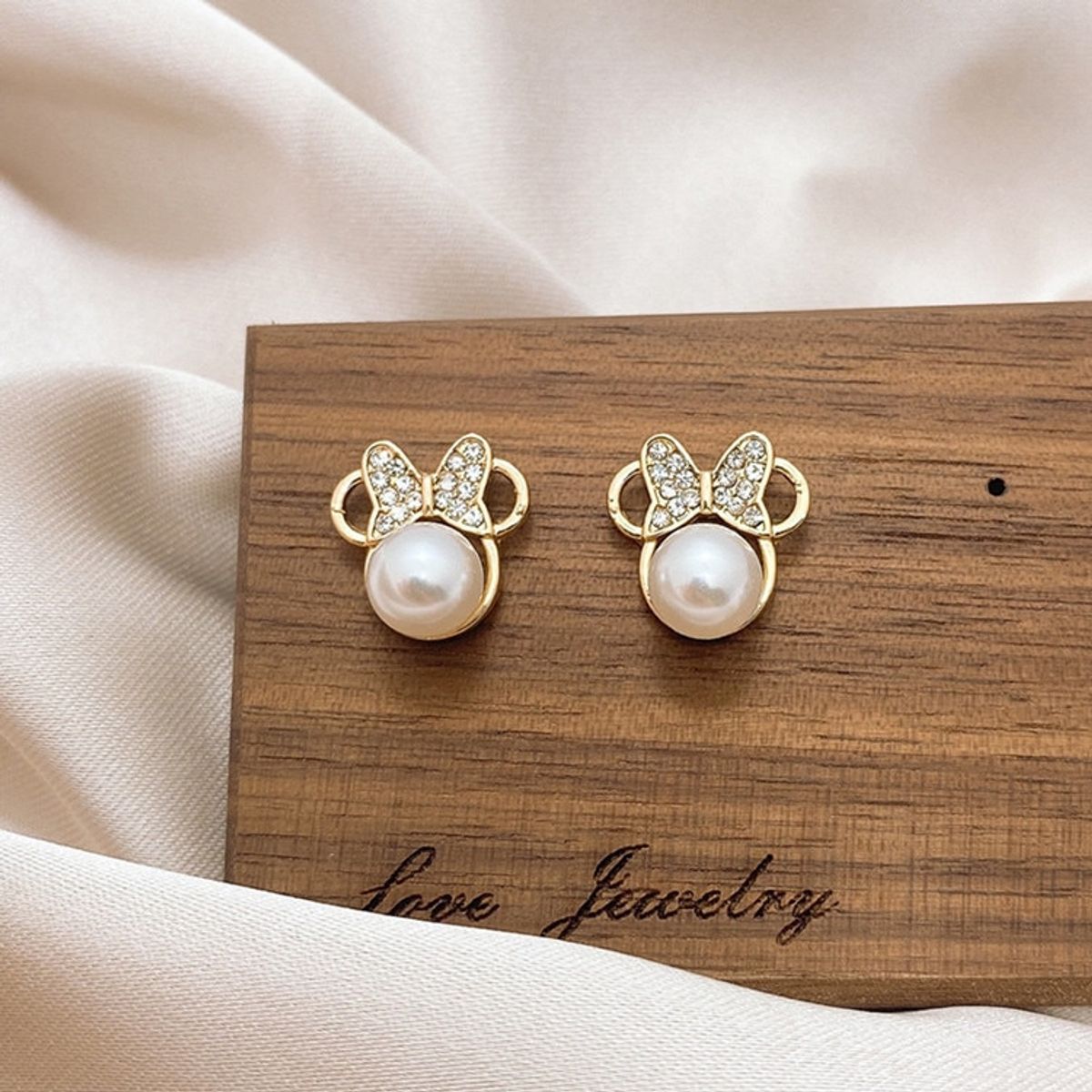 LUXURYJOYAS - Aros Minnie Mouse Perla Baño Cristal Oro 18kt