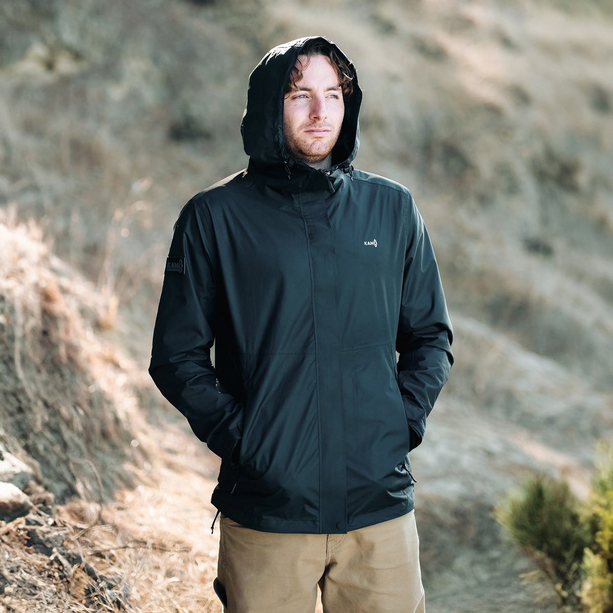 KANO - Chaqueta Cortavientos Impermeable Hombre Negro con Gorro