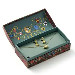 THE CARAT SHOP - Set de regalo Harry Potter Quidditch con collar y aros