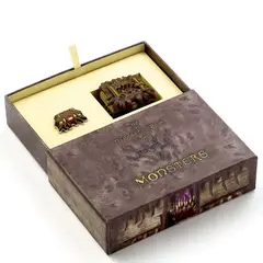 THE CARAT SHOP - Set de regalo Harry Potter Monster Book con llavero y pin