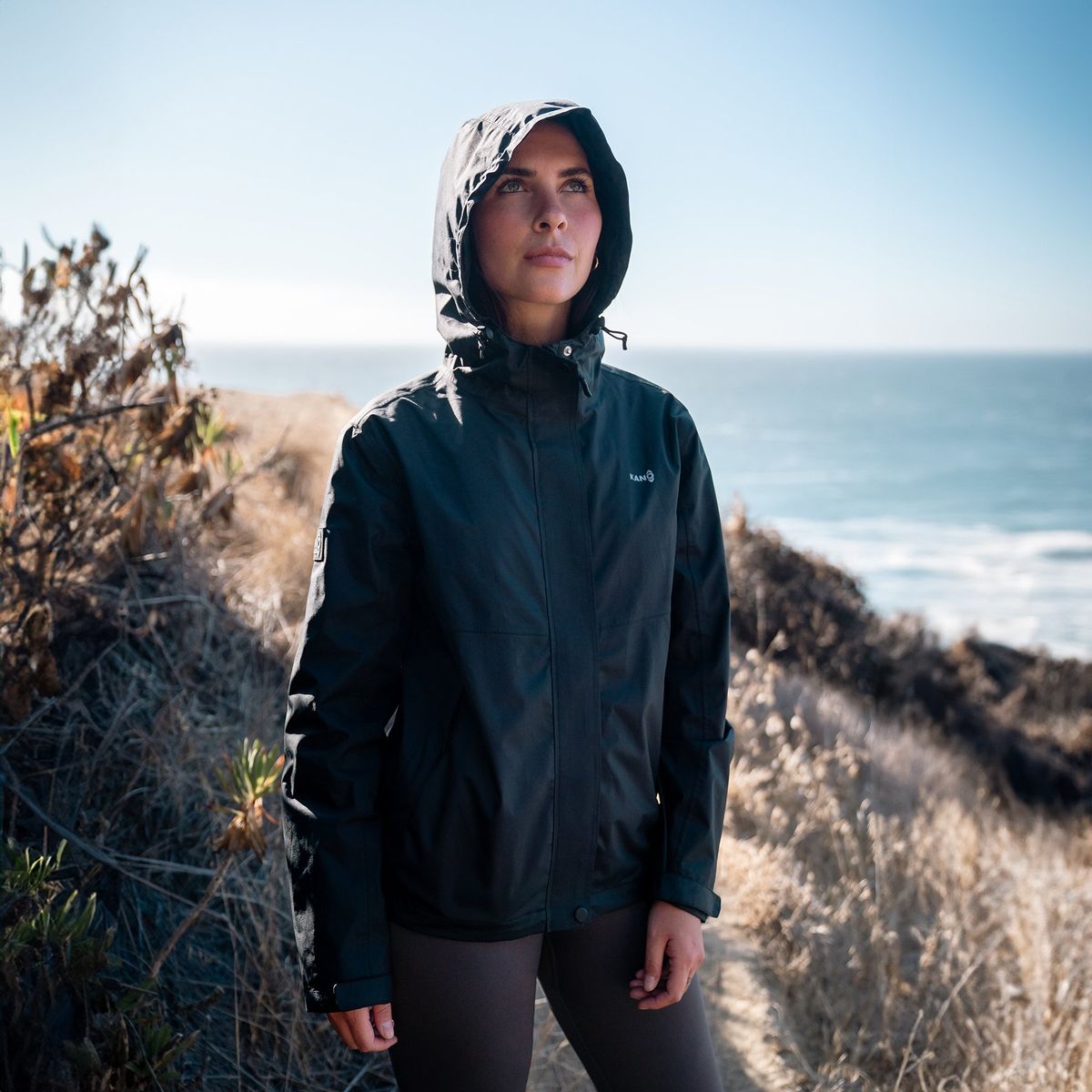 KANO - Chaqueta Cortavientos Impermeable Mujer Negro con Gorro