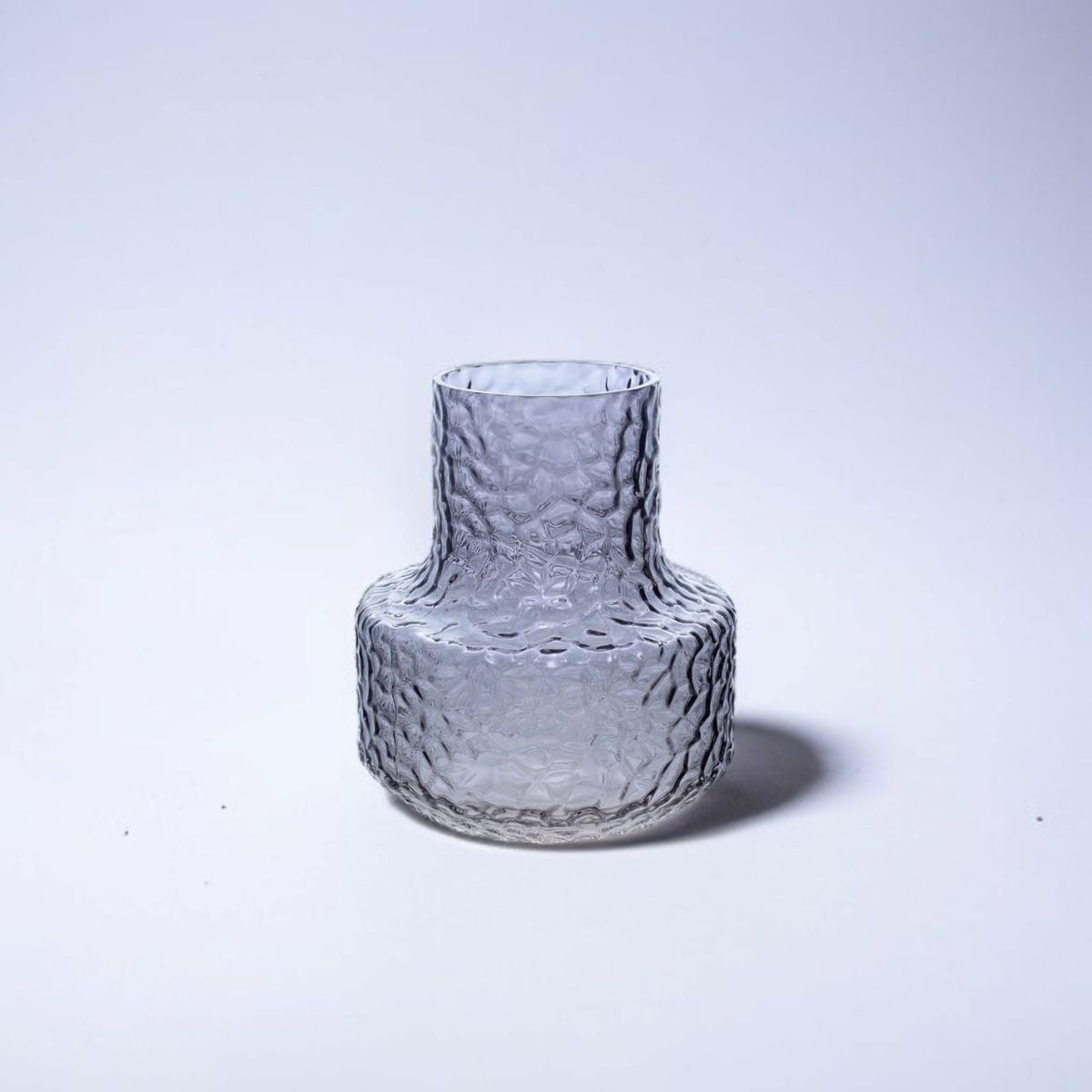 HOME ESSENTIALS - Florero de vidrio gris 18 cm