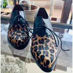 A - MOCASIN 100% CUERO CON CORDONES ANIMAL PRINT