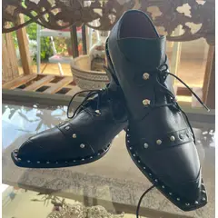 A - MOCASIN 100% CUERO CON CORDONES NEGRO CON TACHAS