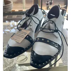 A - MOCASIN 100% CUERO CON CORDONES BLANCO CON NEGRO CON TACHAS