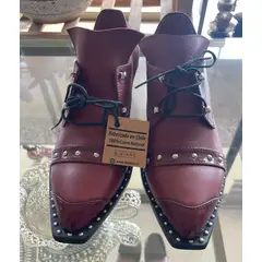 A - MOCASIN 100% CUERO CON CORDONES COLOR BURDEO CON TACHAS