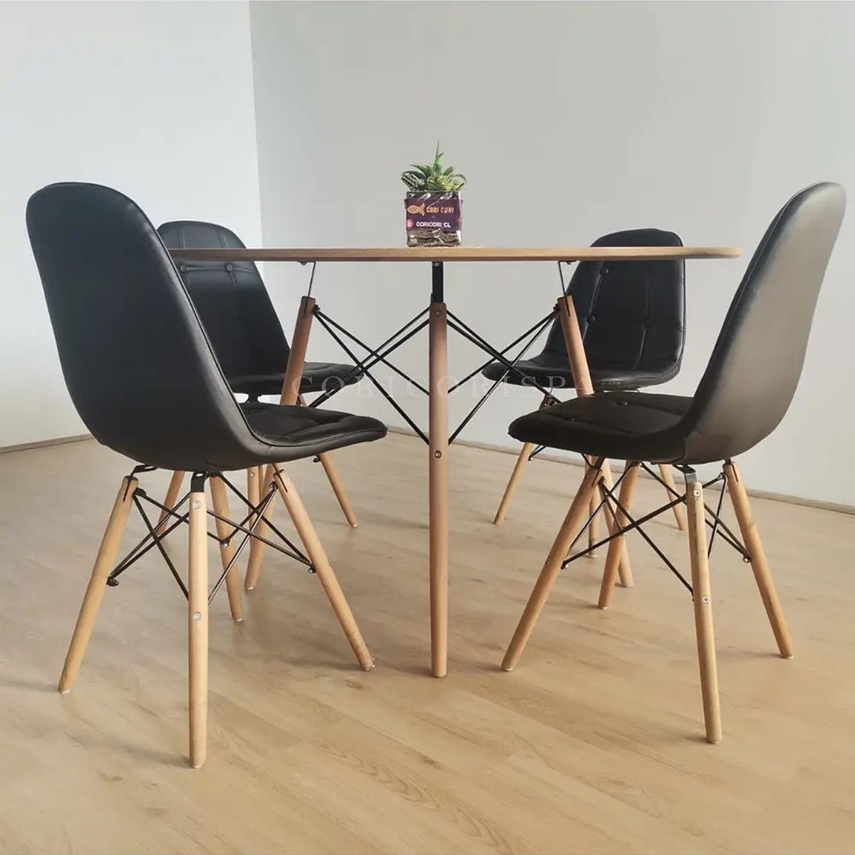 CORI CORI - Juego de Comedor Mesa Wood 100cm +  4 Sillas Capitonné Negra