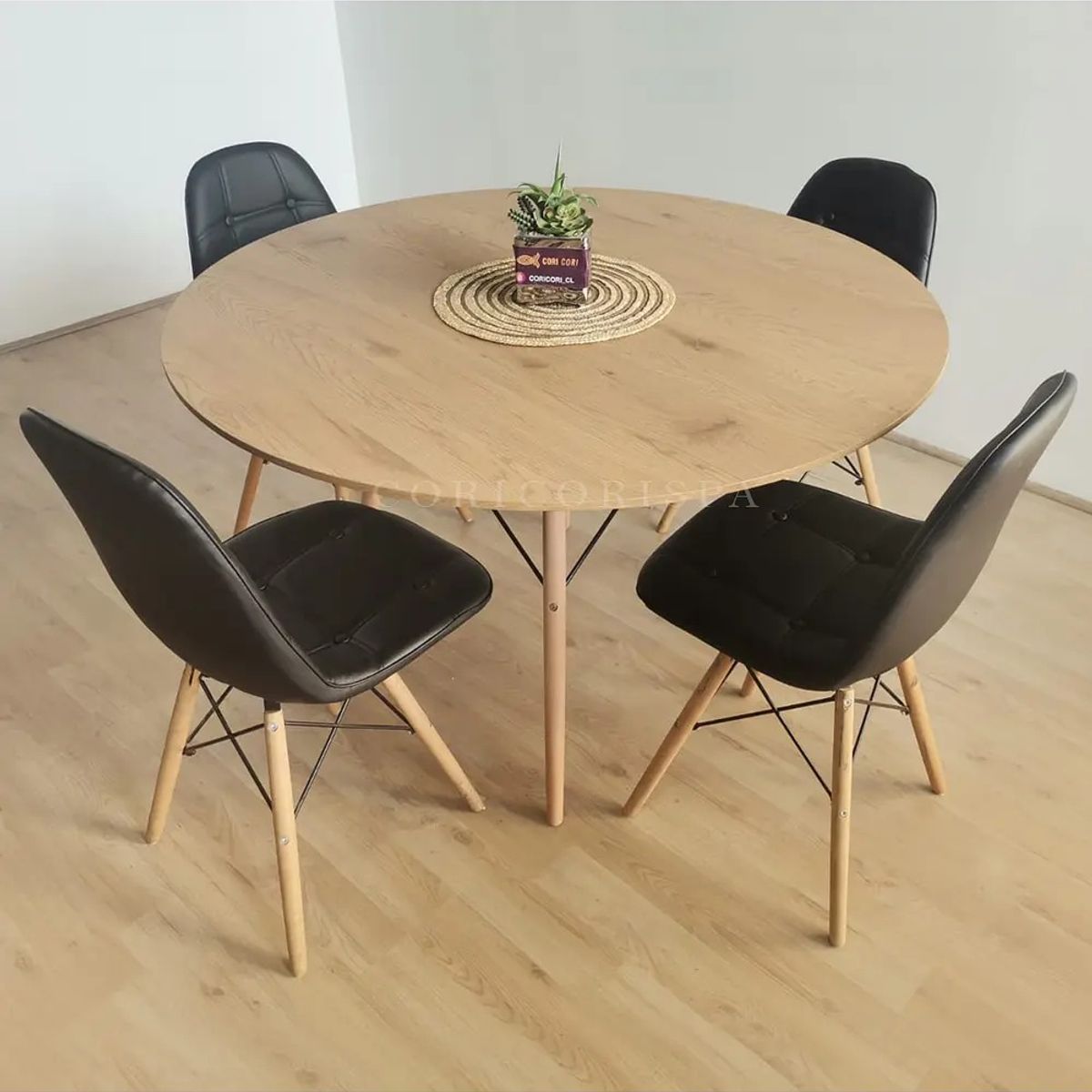 CORI CORI - Juego de Comedor Mesa Wood 100cm +  4 Sillas Capitonné Negra