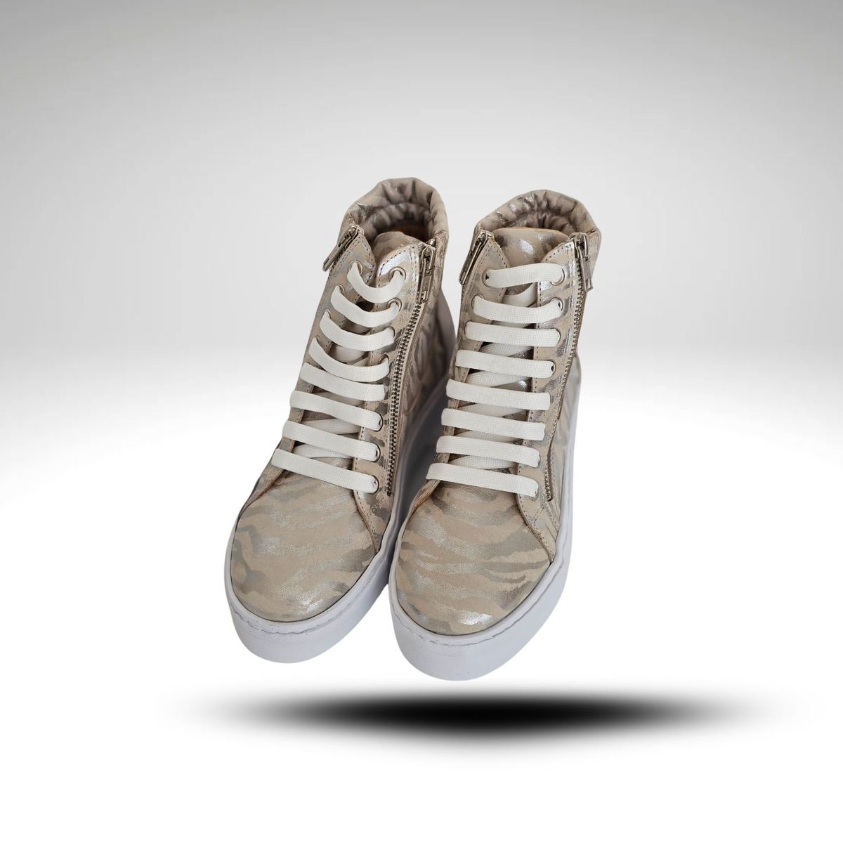 ANNY OUTFITS - Zapatillas Roxi cuero  caña alta cordones.