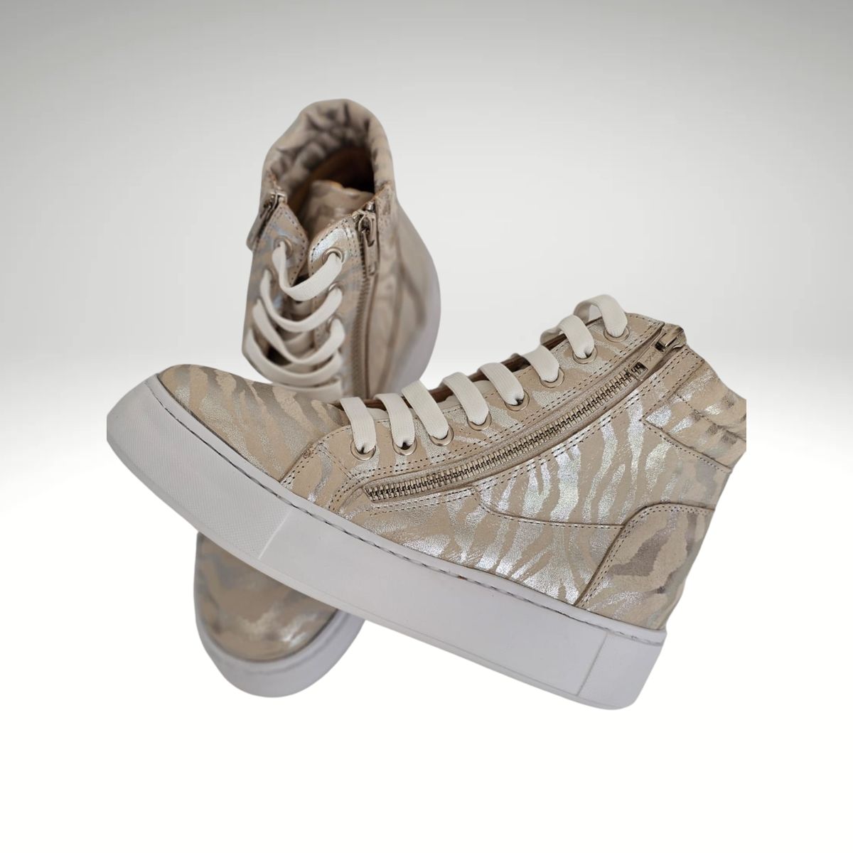 ANNY OUTFITS - Zapatillas Roxi cuero  caña alta cordones.