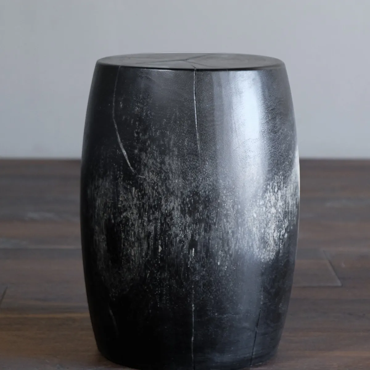 FORASTERO - Piso Kendar Negro  Forastero
