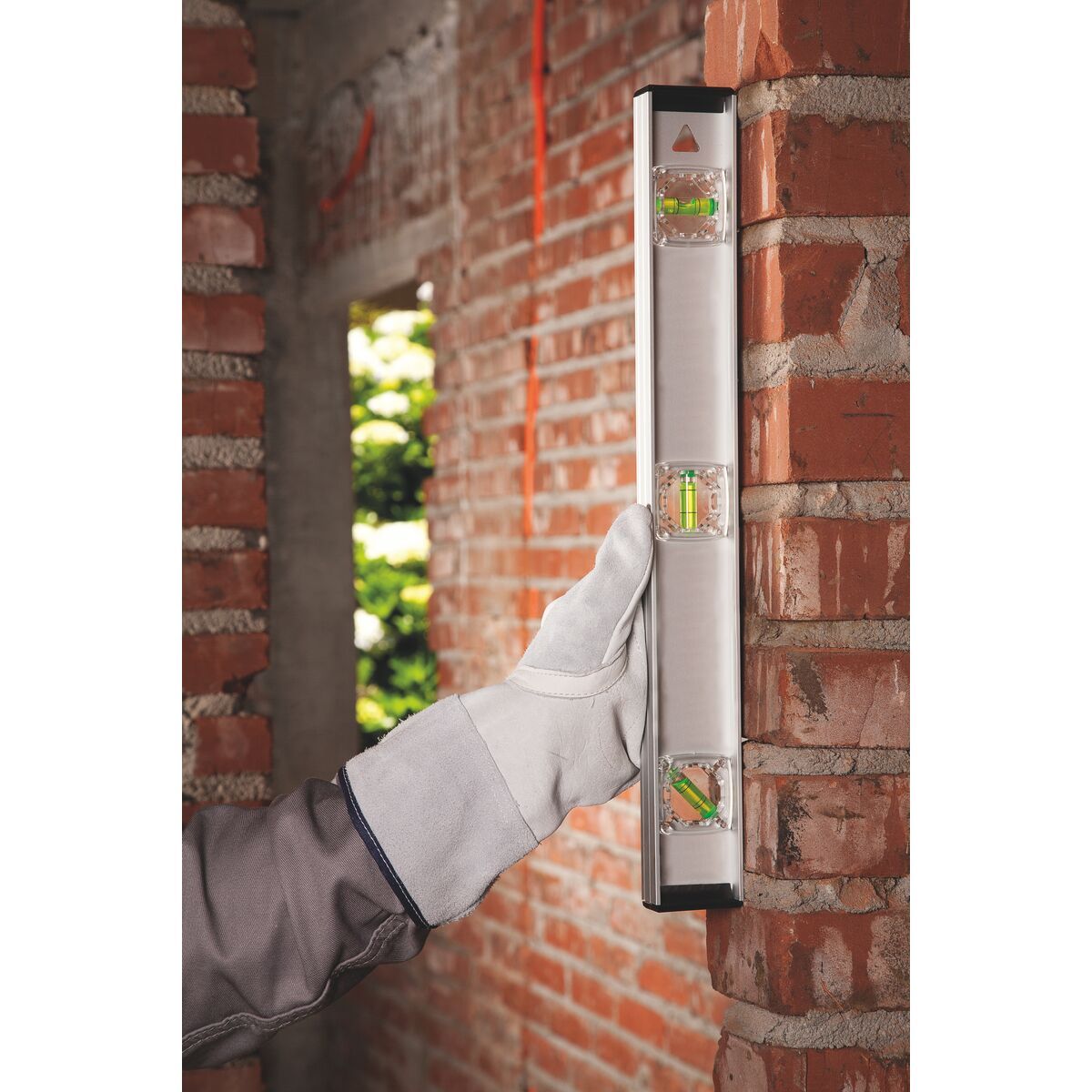 TRAMONTINA - Nivel de Aluminio Anodizado 450 mm (18") Tramontina MASTER con Tres Ampollas