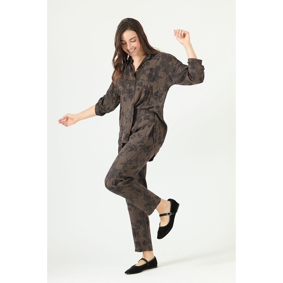 PRIVILEGE - Pantalon de lyocell straight cafe moro estampado 2265