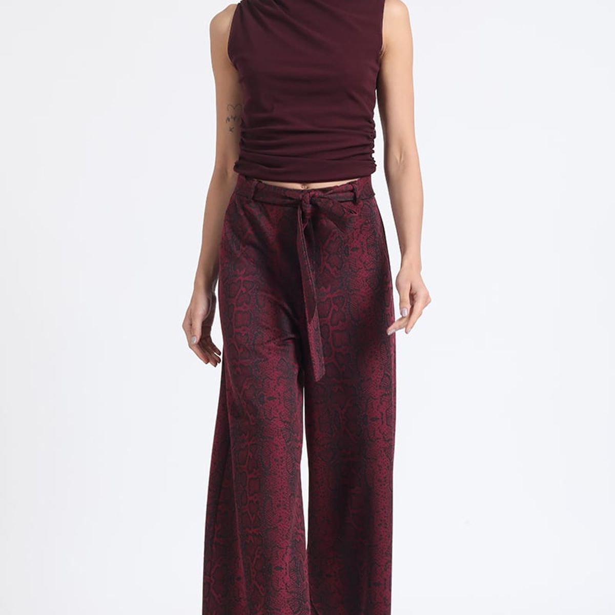 LIOLA - Pantalon Palazzo, Tiro Alto, Estampado Piton, Burdeo Liola