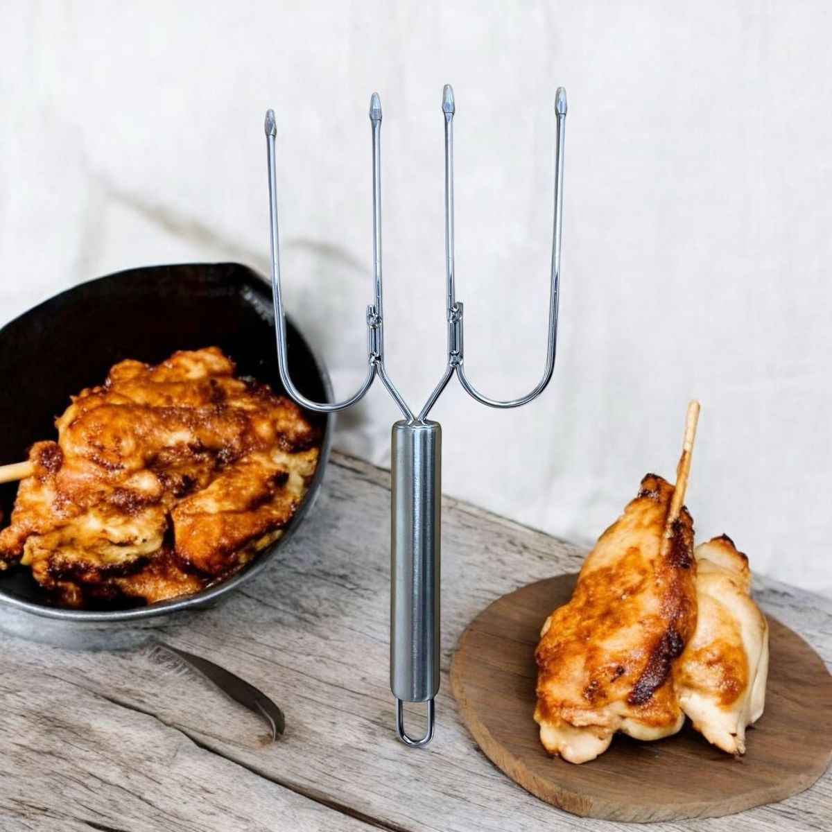 EN VARA'S MEATS & GRILL - Tenedor fierrito para pollo Inox 24 cms