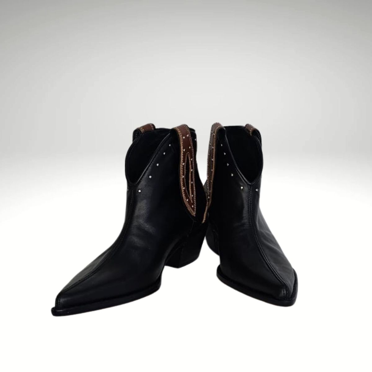 ANNY OUTFITS - Botin Latte Negro y Marfil  cuero Coffe.