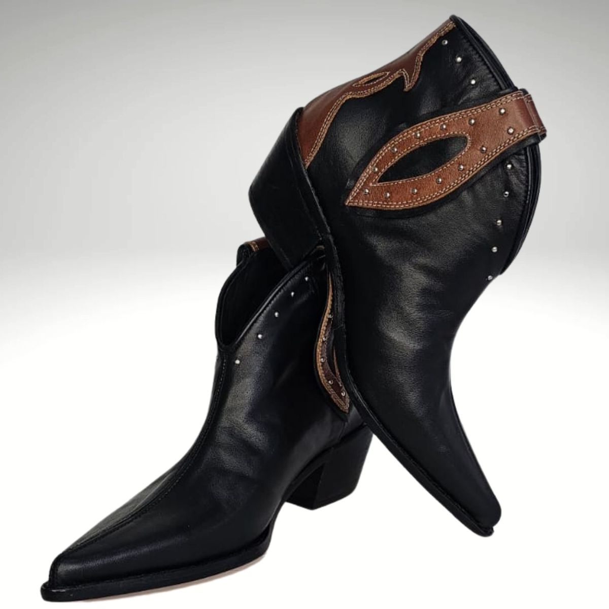 ANNY OUTFITS - Botin Latte Negro y Marfil  cuero Coffe.