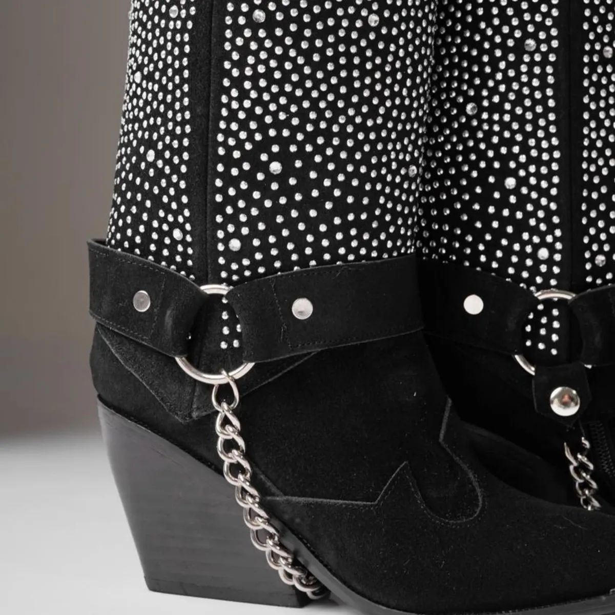 ANNY OUTFITS - Bota Gamuza con Cristales Guns