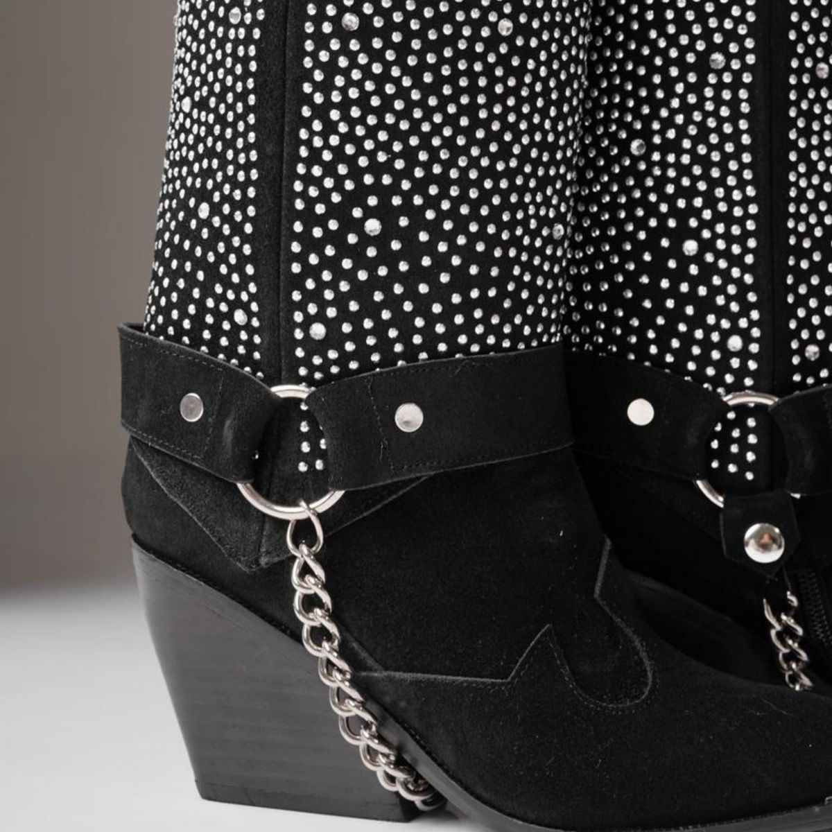 ANNY OUTFITS - Bota Gamuza con Cristales Guns