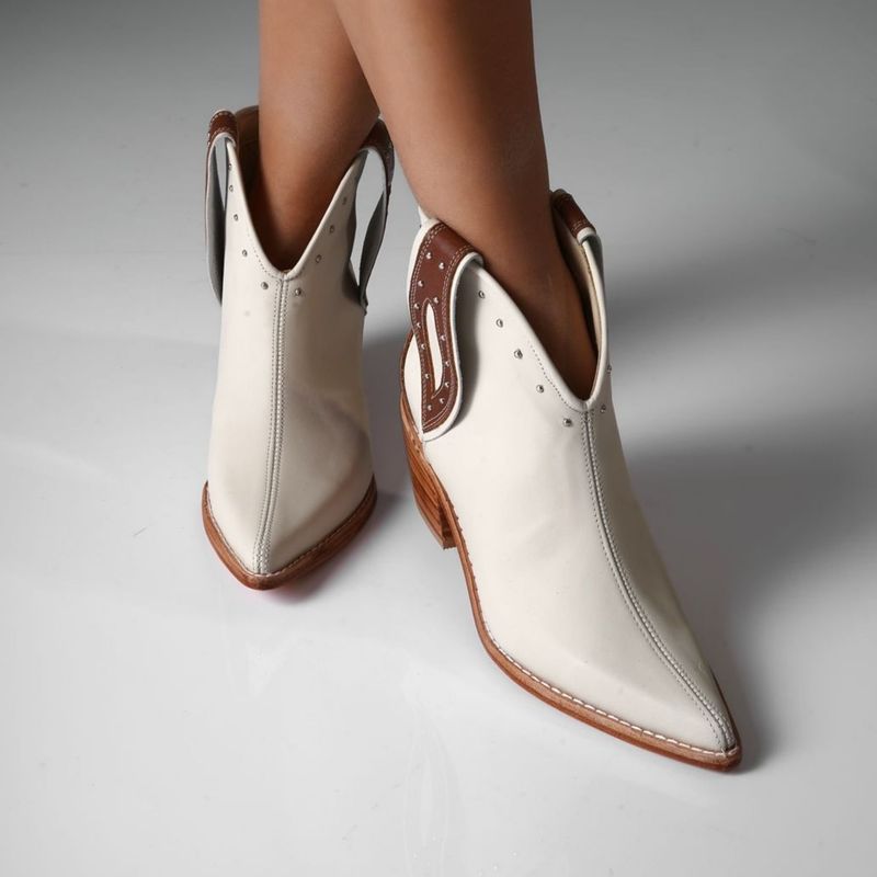 ANNY OUTFITS - Botin Latte  cuero Natural.