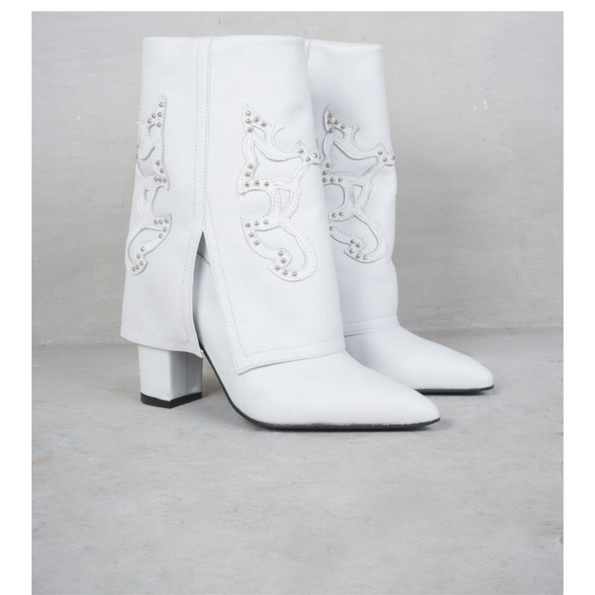 ANNY OUTFITS - Bota Cuero Vocher texana Blanco y Negro