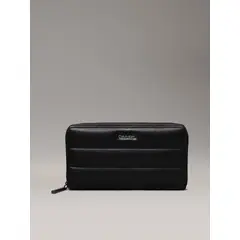 CALVIN KLEIN - Billetera Line Quilt Large Zip Around Negro