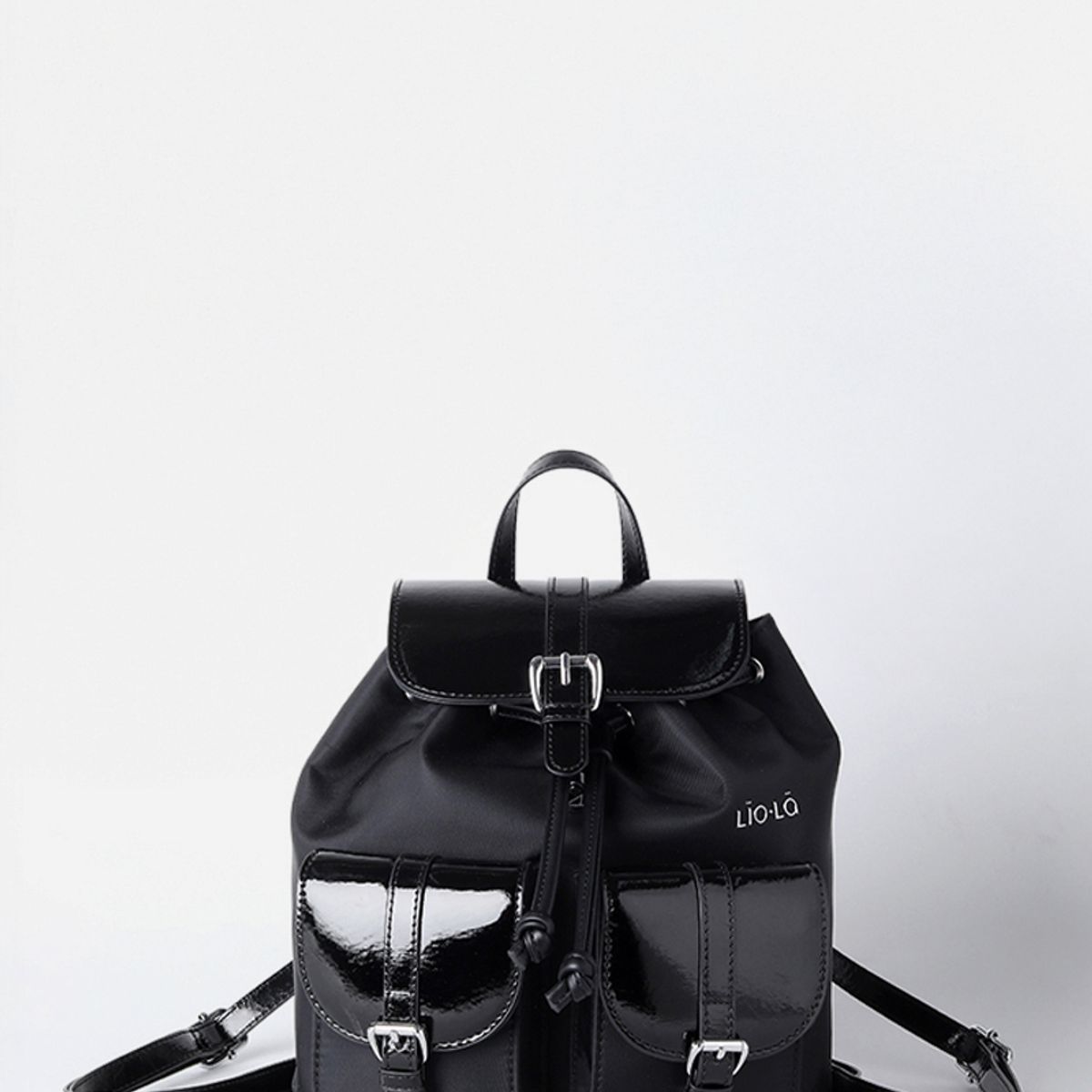 LIOLA - Mochila Tela Aplicación Charol, Negro Liola