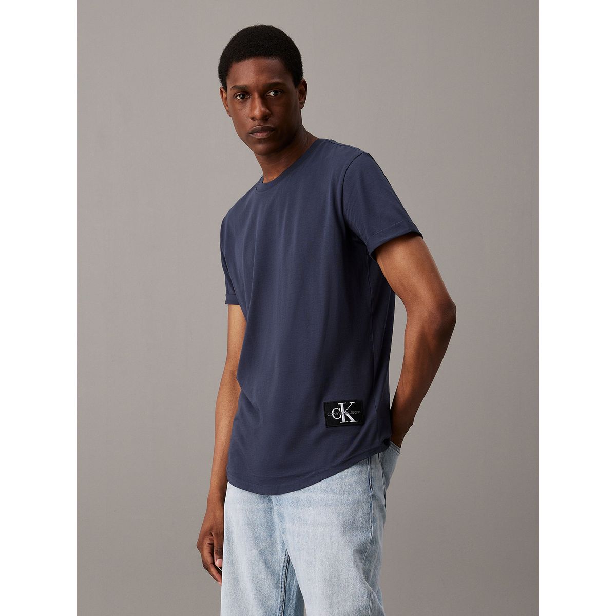 CALVIN KLEIN - Polera Badge Turn Up Azul Calvin Klein