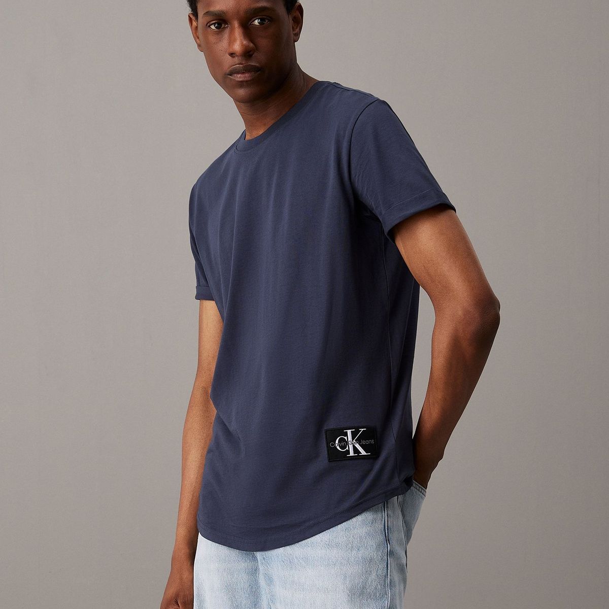 CALVIN KLEIN - Polera Badge Turn Up Azul Calvin Klein