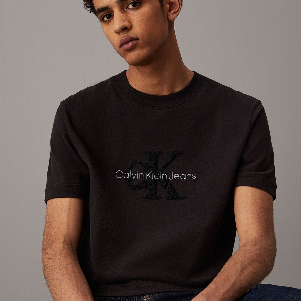 CALVIN KLEIN - Polera Chenille Monologo Negro Calvin Klein