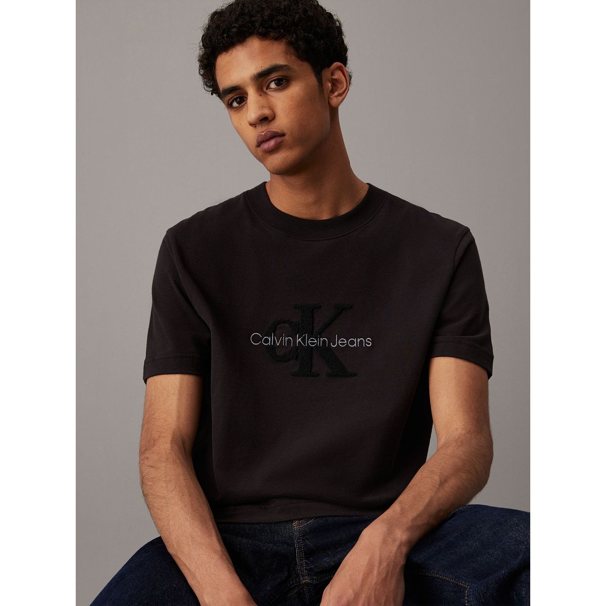 CALVIN KLEIN - Polera Chenille Monologo Negro Calvin Klein