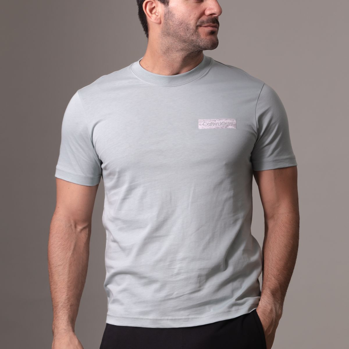 CALVIN KLEIN - Polera Raised Concrete Celeste Calvin Klein PAC