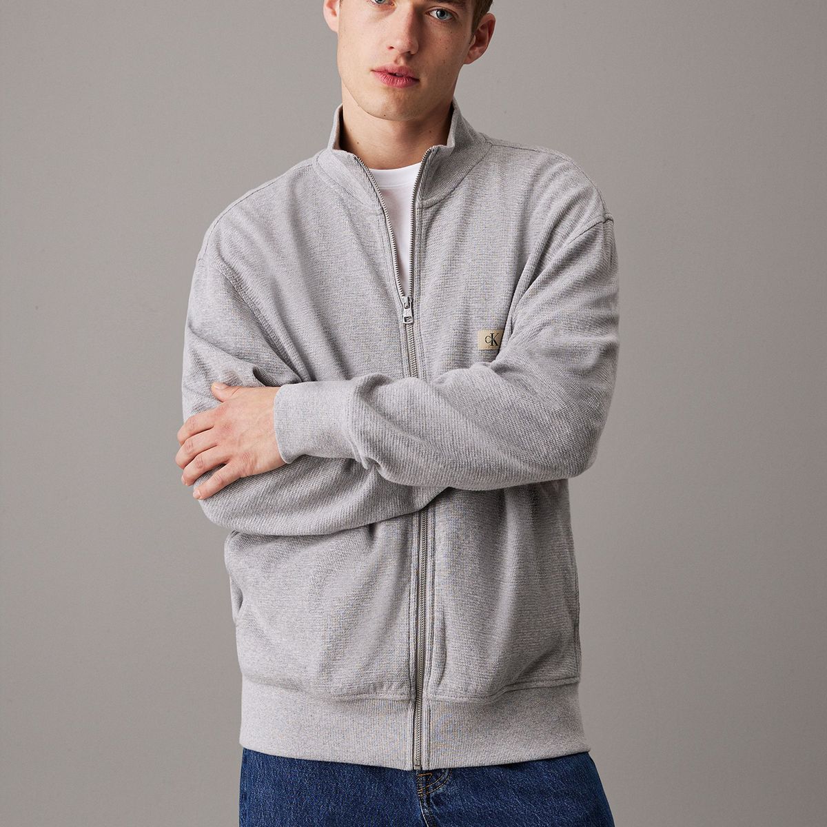 CALVIN KLEIN - Sweater Woven Label Waffle Zip Through Gris Calvin Klein