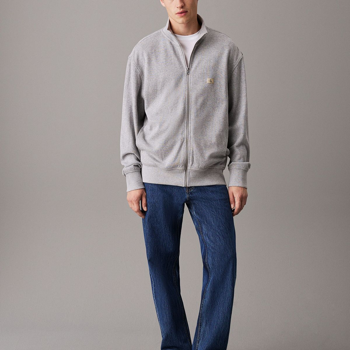 CALVIN KLEIN - Sweater Woven Label Waffle Zip Through Gris Calvin Klein