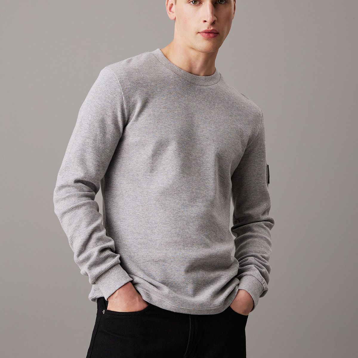 CALVIN KLEIN - Polera LS Badge Waffle Gris Calvin Klein