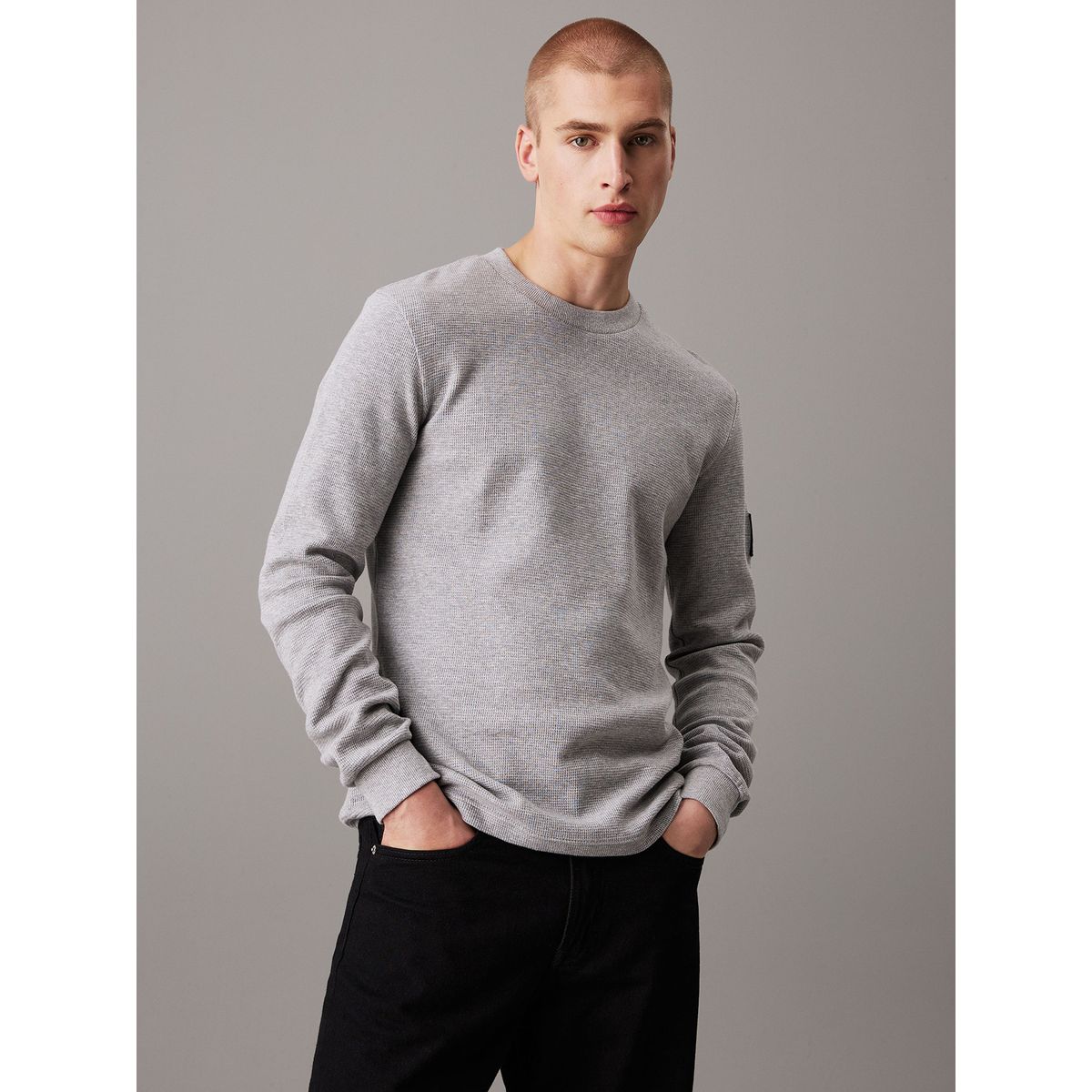 CALVIN KLEIN - Polera LS Badge Waffle Gris Calvin Klein