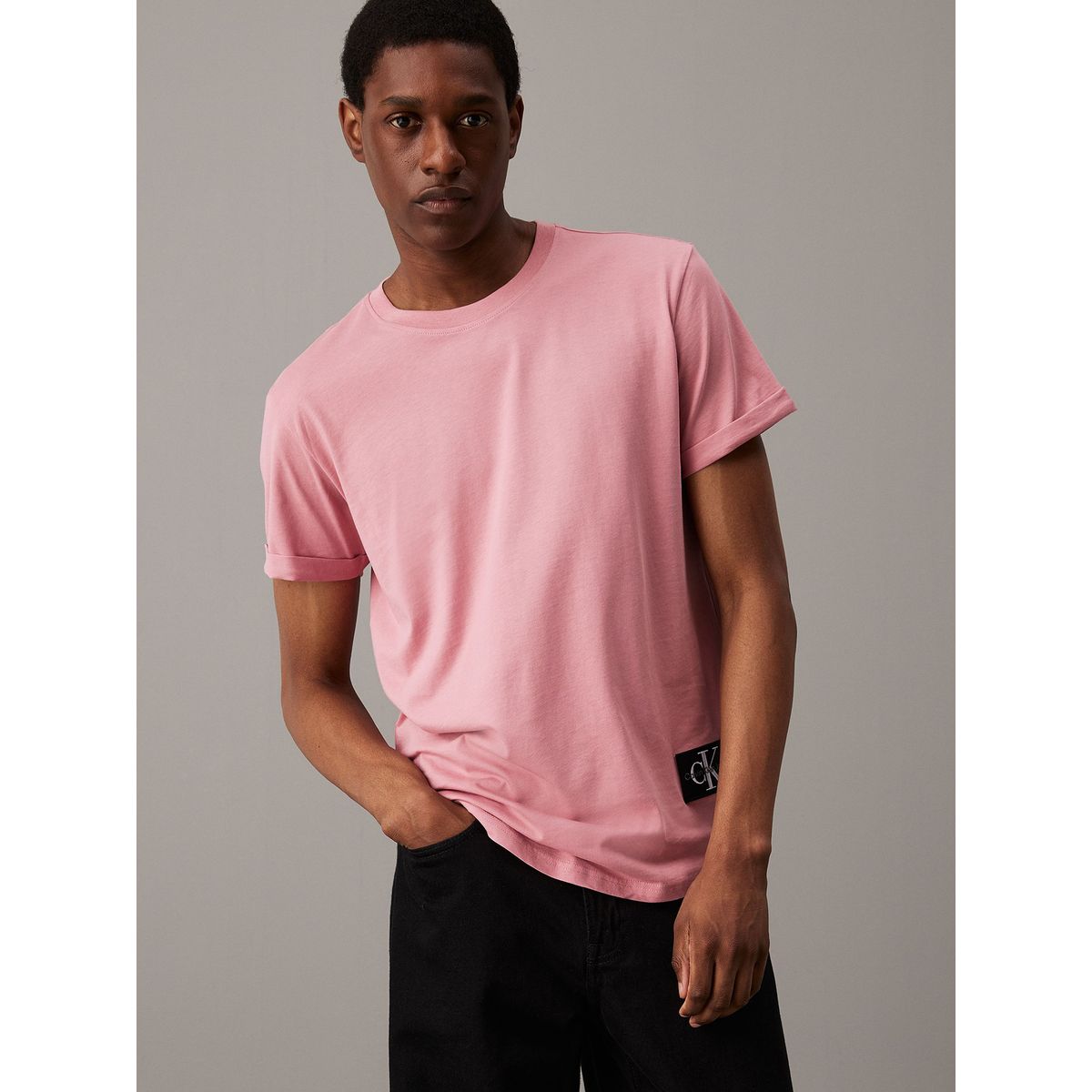 CALVIN KLEIN - Polera Badge Turn Up Rosado Calvin Klein