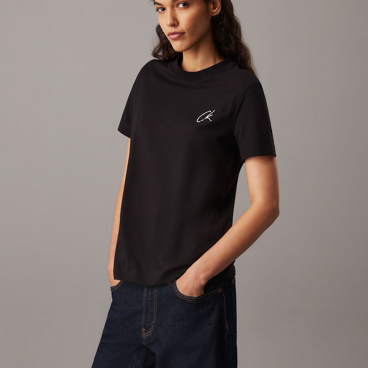 CALVIN KLEIN - Polera Embroidered Negro Calvin Klein