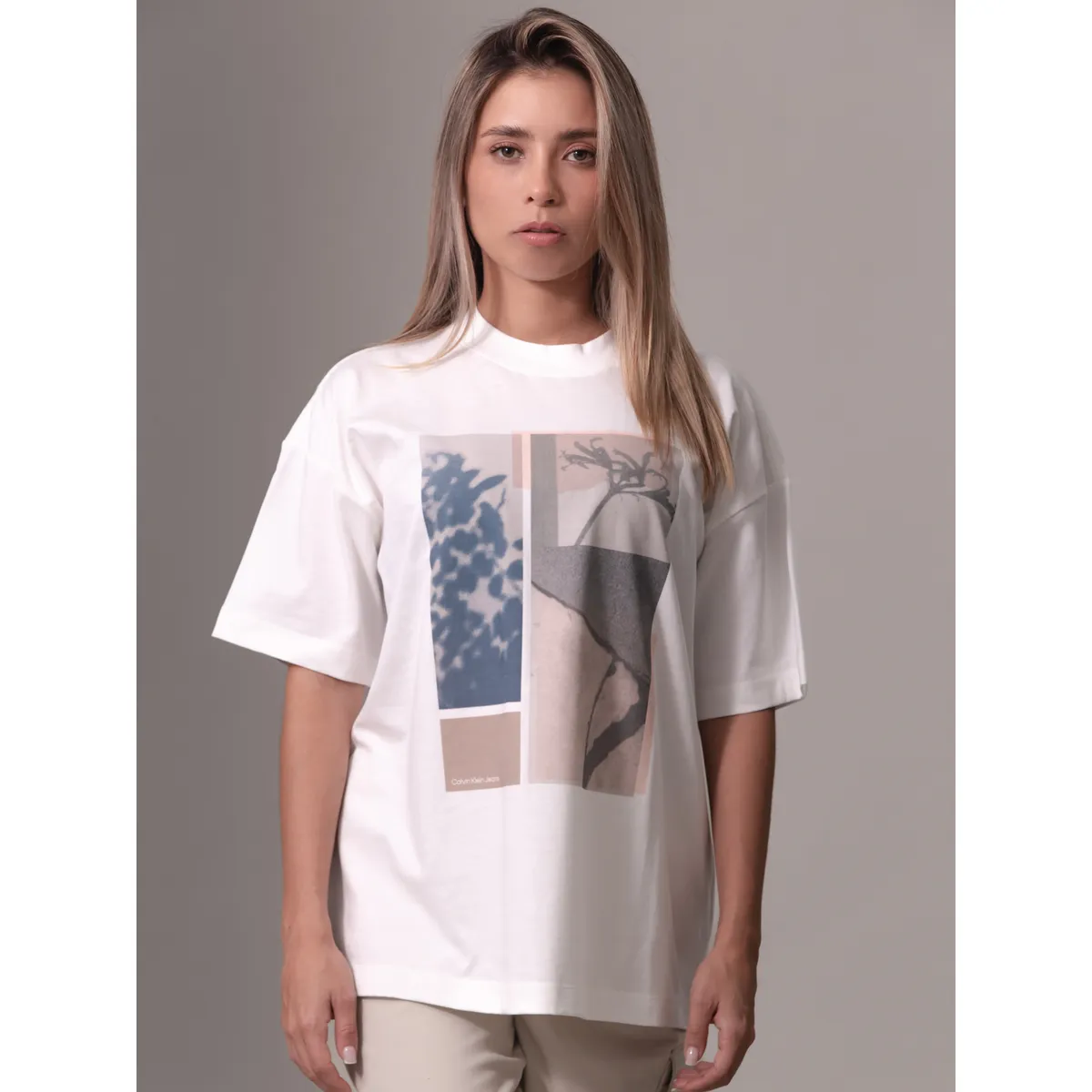 CALVIN KLEIN - Polera Floral Collage Print Blanco Calvin Klein YAF