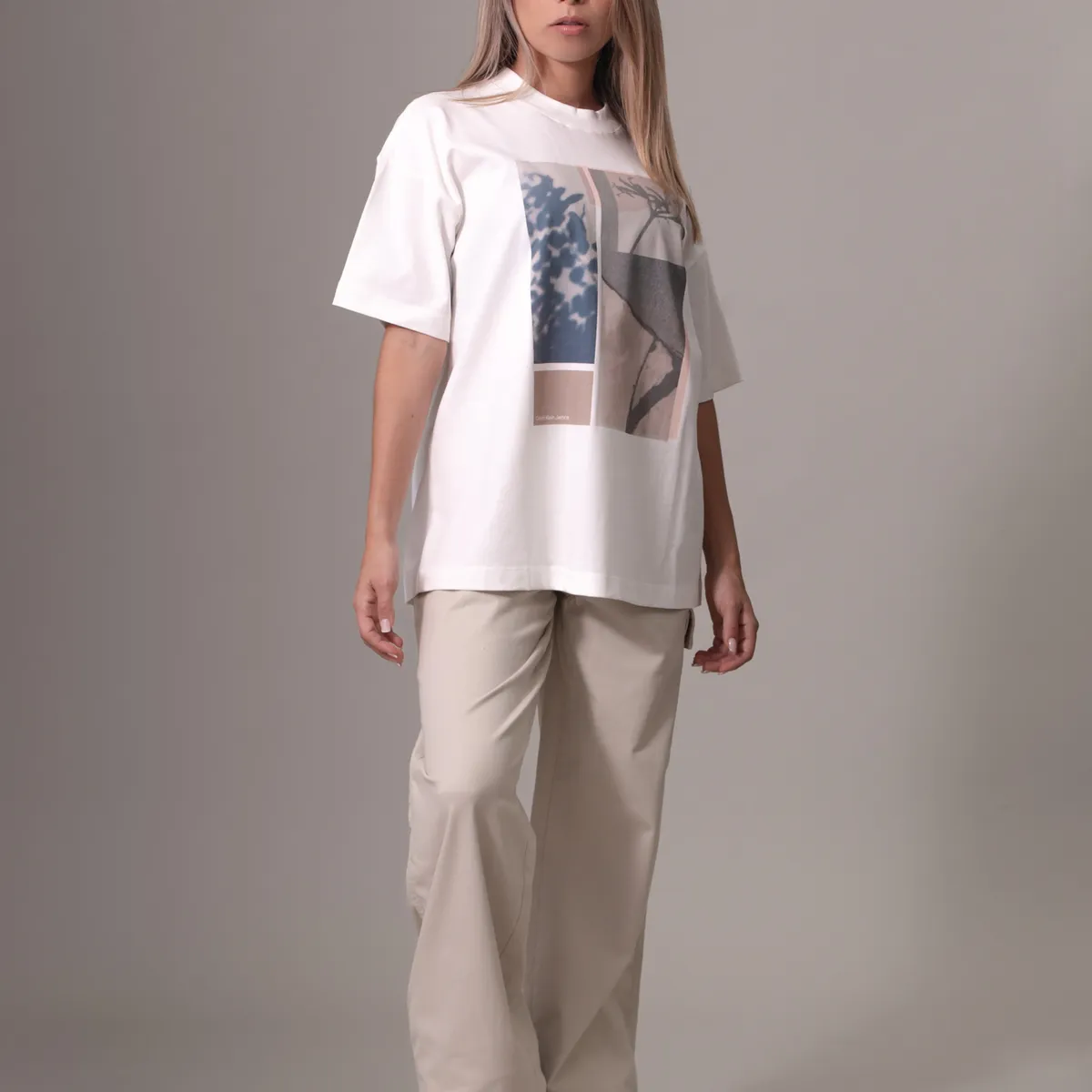 CALVIN KLEIN - Polera Floral Collage Print Blanco Calvin Klein YAF