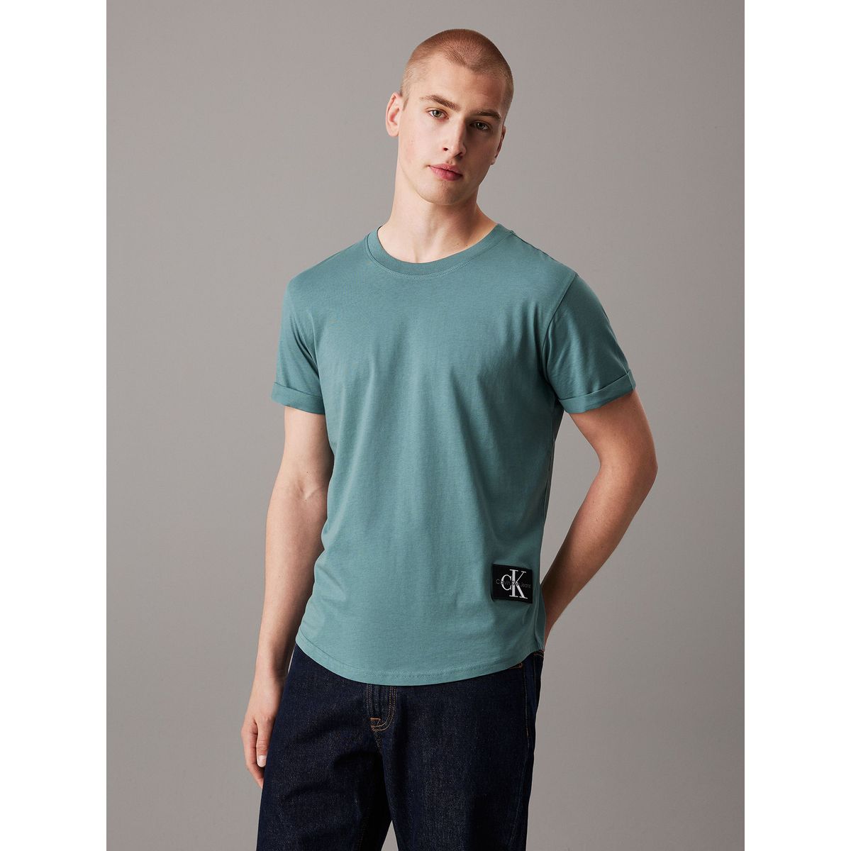 CALVIN KLEIN - Polera Badge Turn Up Verde Calvin Klein