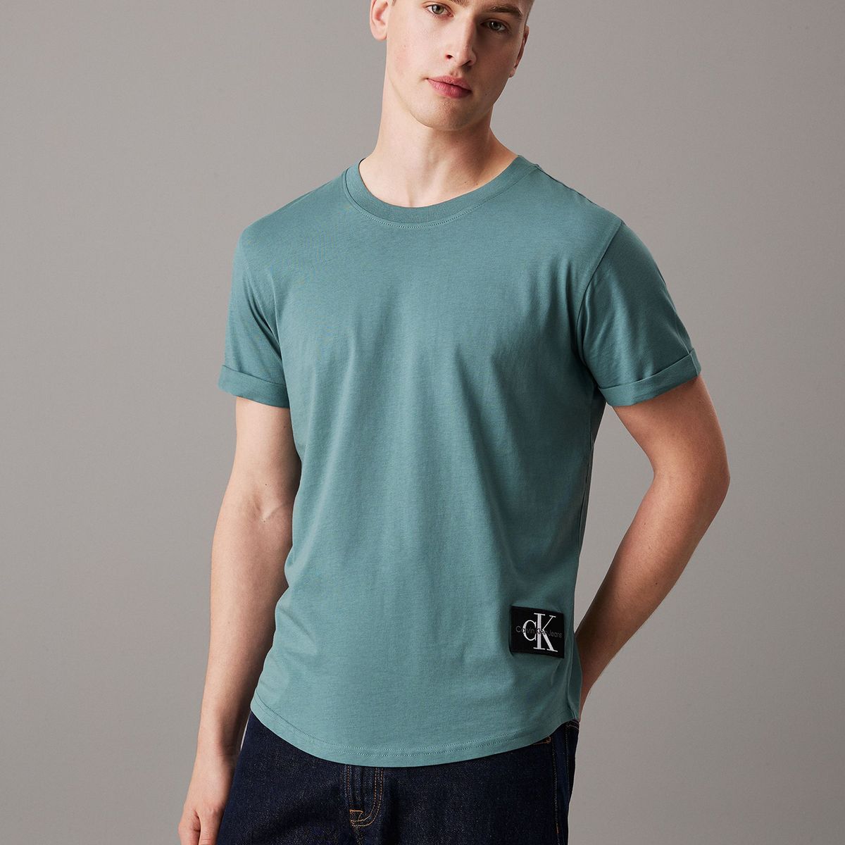 CALVIN KLEIN - Polera Badge Turn Up Verde Calvin Klein