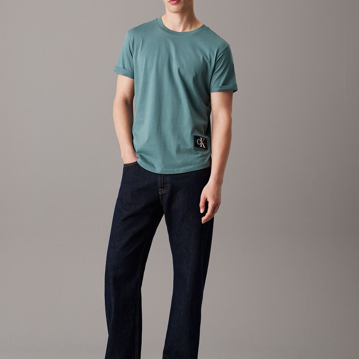 CALVIN KLEIN - Polera Badge Turn Up Verde Calvin Klein