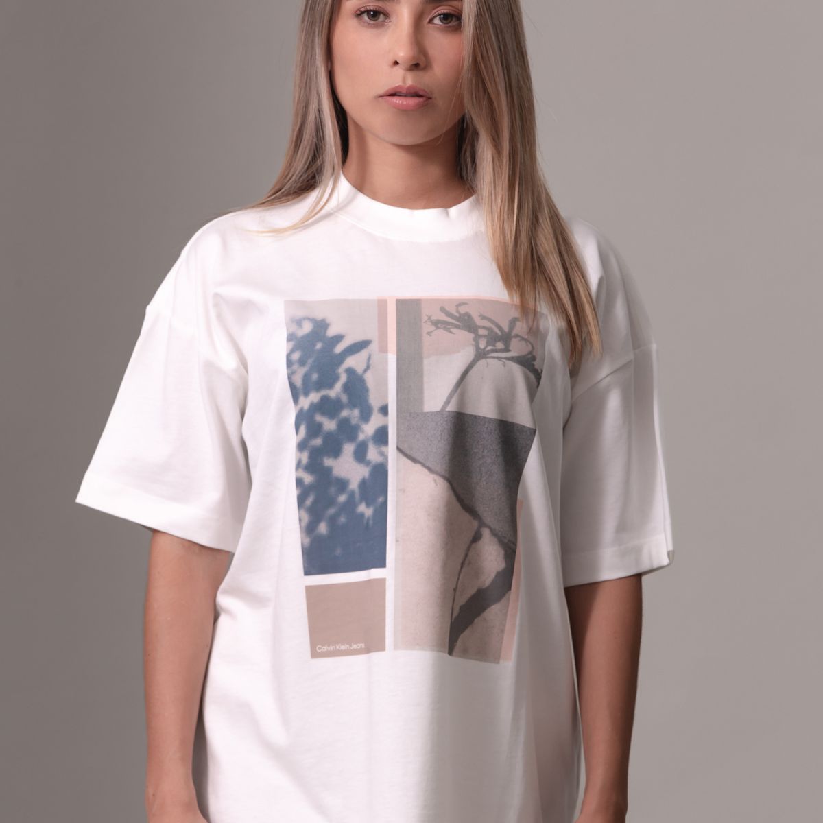 CALVIN KLEIN - Polera Floral Collage Print Blanco Calvin Klein YAF