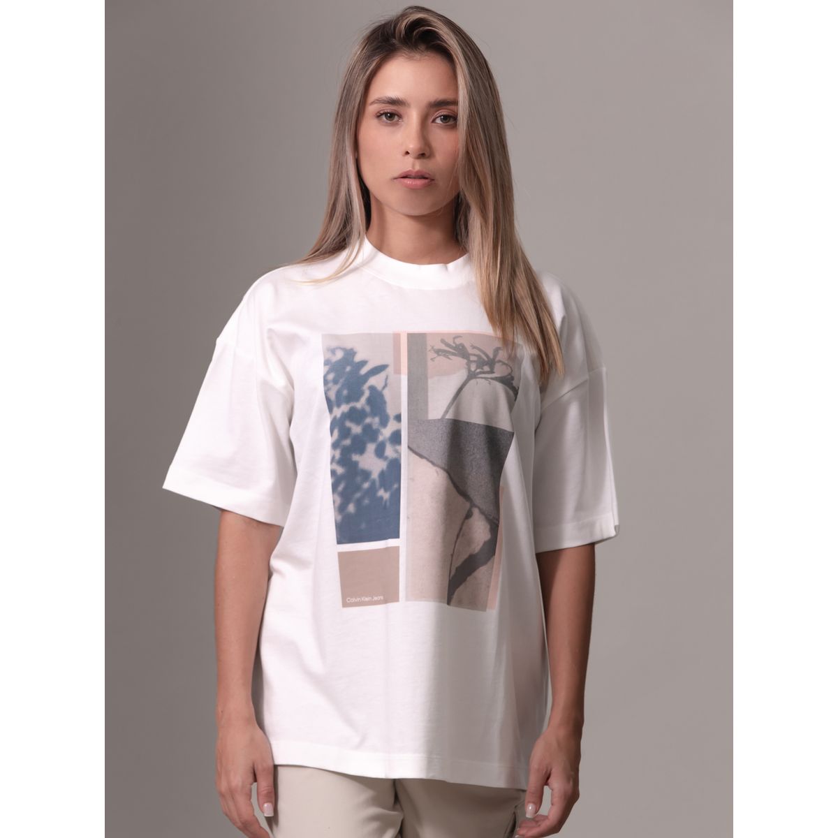 CALVIN KLEIN - Polera Floral Collage Print Blanco Calvin Klein YAF