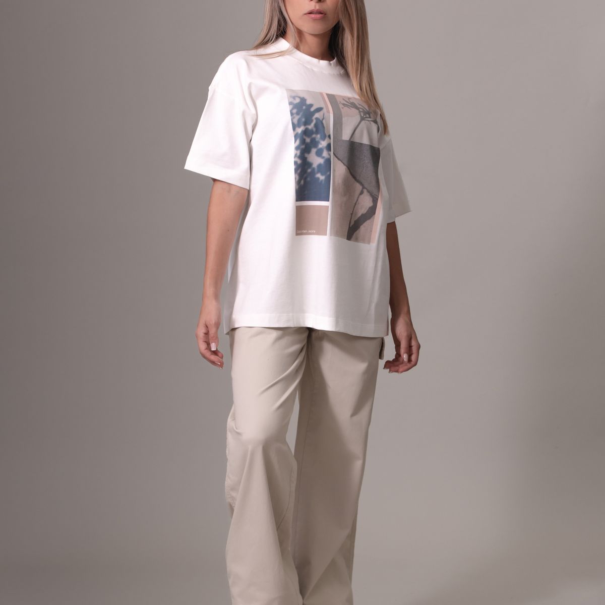 CALVIN KLEIN - Polera Floral Collage Print Blanco Calvin Klein YAF