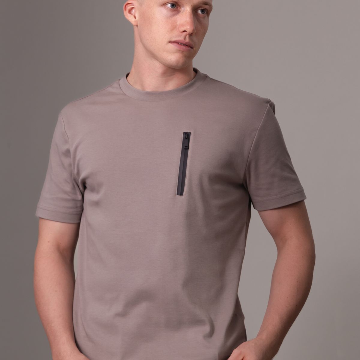 CALVIN KLEIN - Polera Lux Tech Zip Pocket Gris Calvin Klein